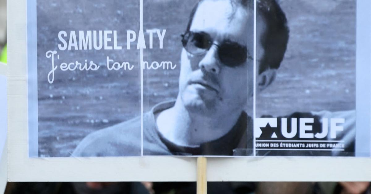 Cartel en homenaje y recuerdo del profesor asesinado Samuel Paty