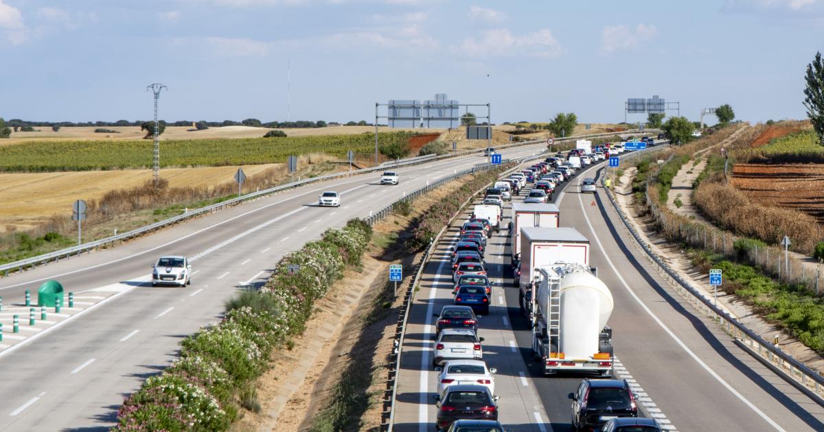 Retención de tráfico en una autovía española.