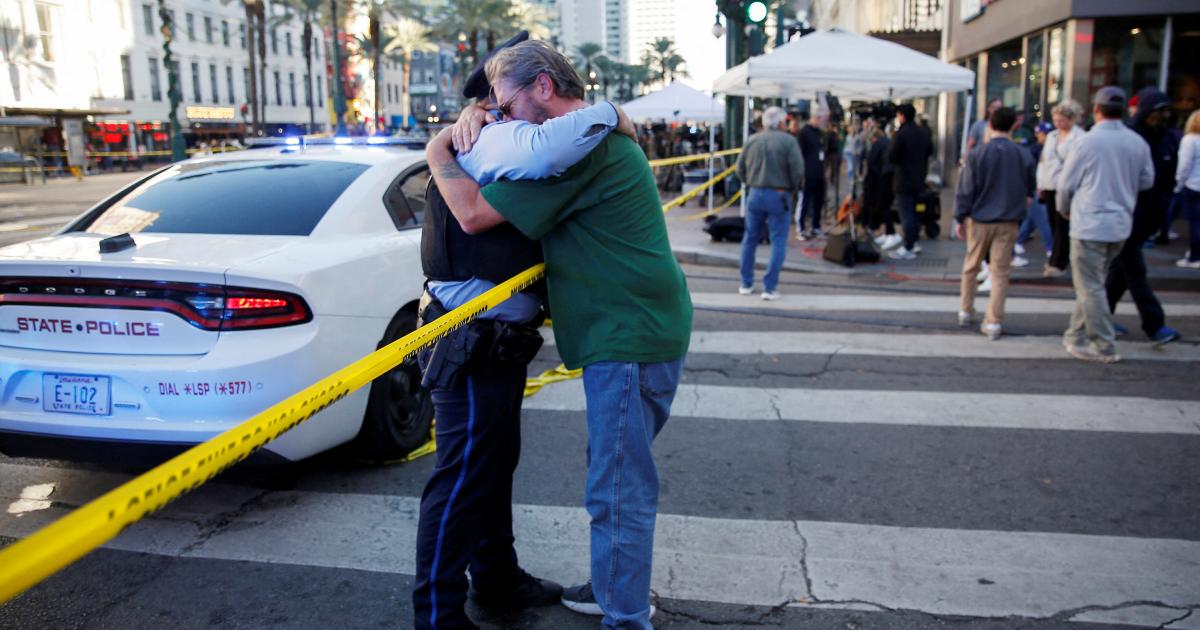 Un hombre se abraza a un policía de La Vegas en la zona en la que se produjo el ataque terrorista que se ha cobrado la vida de 15 personas.