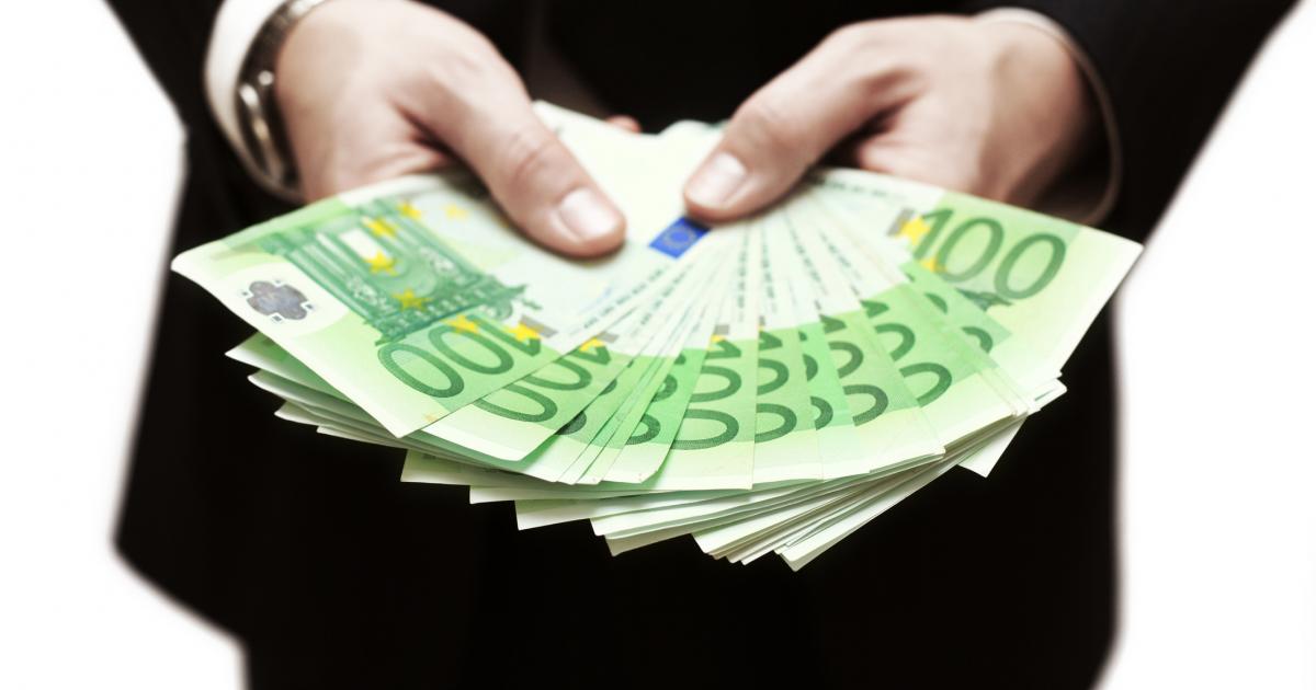 Una persona con múltiples billetes de 100 euros