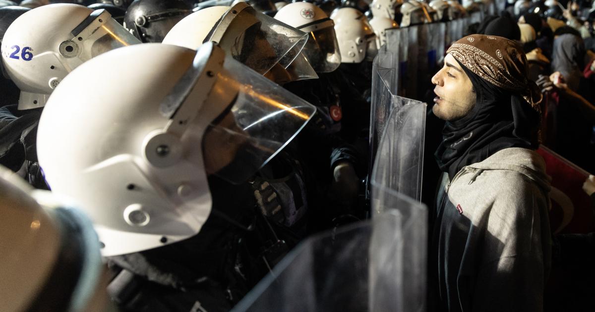 Imagen de archivo de las protestas de Estambul contra la detención del alcalde Ekrem Imamoglu, el mayor rival político de Erdogan, acusado de corrupción.