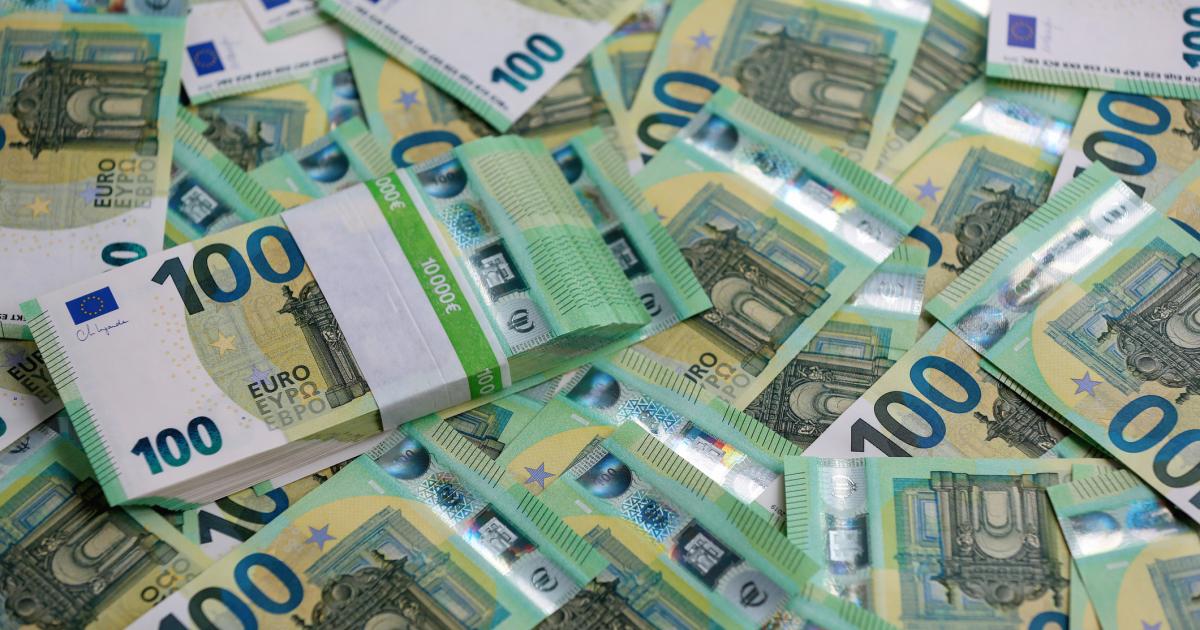 Imagen de archivo de fajos de billetes de cien euros.