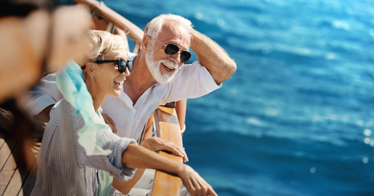 Una pareja madura disfruta de un crucero.