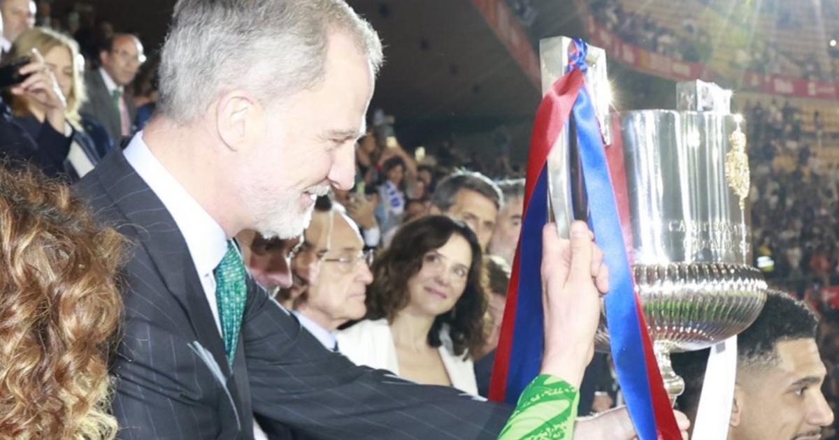 Felipe VI entregando la Copa del Rey al FC Barcelona