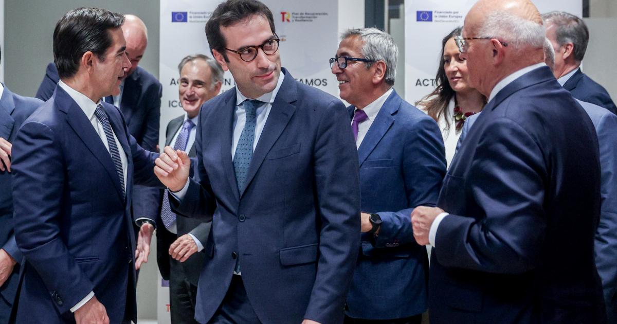 De izquierda a derecha, el CEO de BBVA, Carlos Torres; el ministro de Economía, Carlos Cuerpo; y el presidente del Banco Sabadell, Josep Oliu.