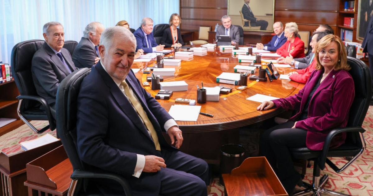 El presidente del Tribunal Constitucional, Cándido Conde-Pumpido, encabeza el pleno celebrado en Madrid. Junto a él, la vicepresidenta Inmaculada Montalbán.