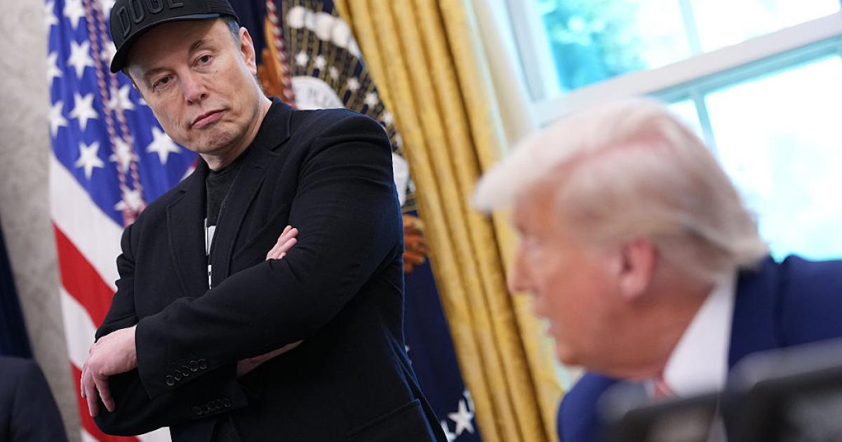 Elon Musk mira serio a Donald Trump en su acto de despedida del Gobierno