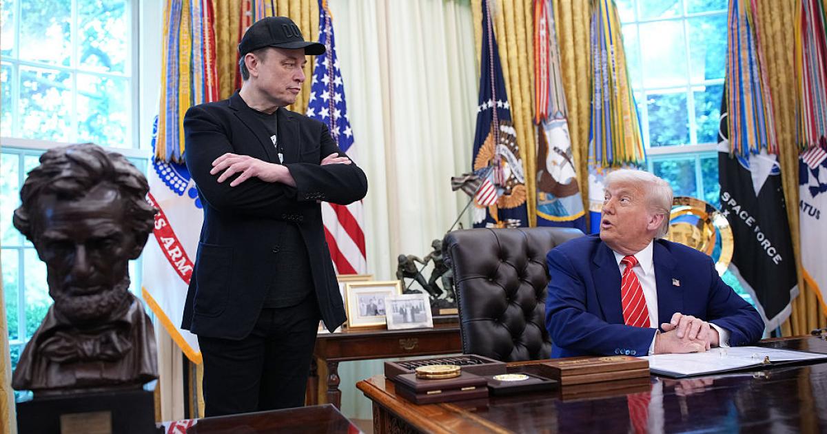 Elon Musk y Donald Trump se miran con cariño durante la despedida oficial de Musk del Gobierno de EEUU