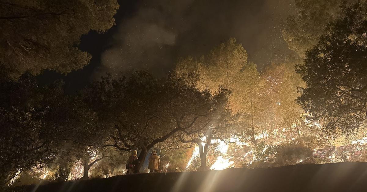 Los bomberos han pasado una dura segunda noche luchando contra el fuego y las intensas rachas de viento en el incendio originado en Paüls, realizando maniobras de 'fuego técnico' para acabar de definir bien y cerrar el perímetro, que alcanza los 44 kilómetros.