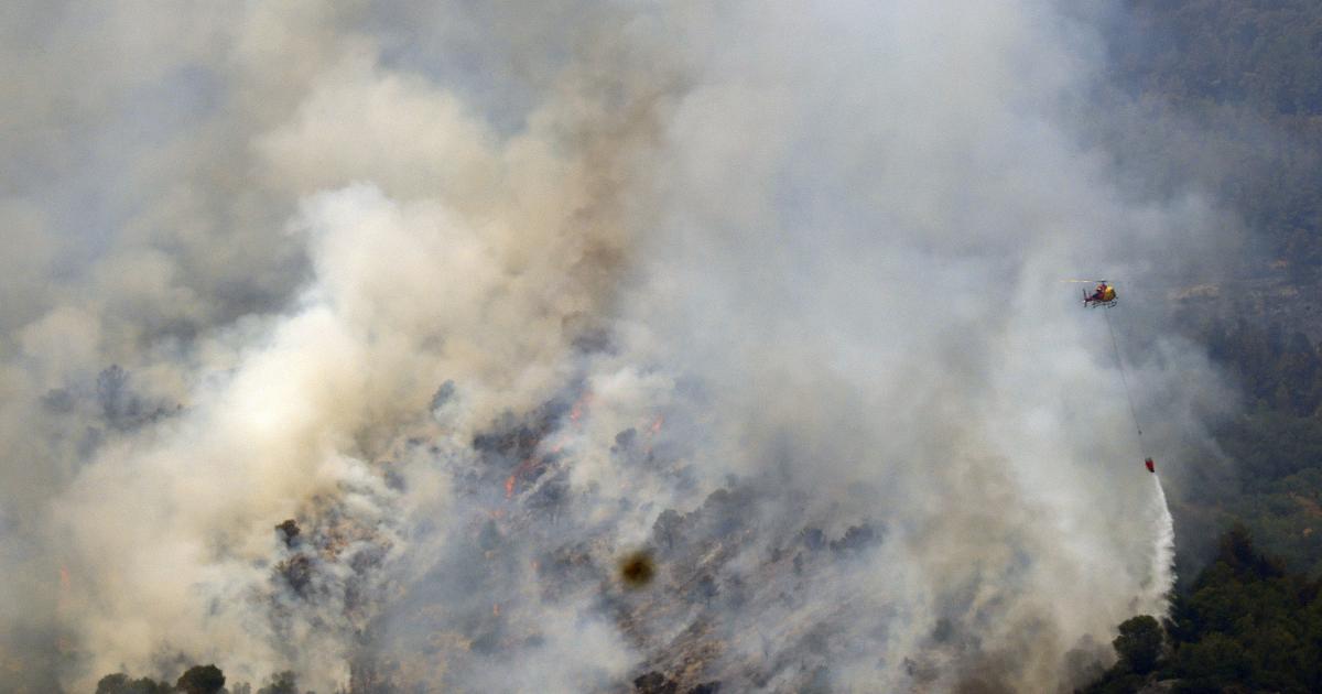 Un helicóptero trabaja en la tareas de extinción del incendio foresta que asoló el Baix Ebre y se originó en Paüls (Tarragona).