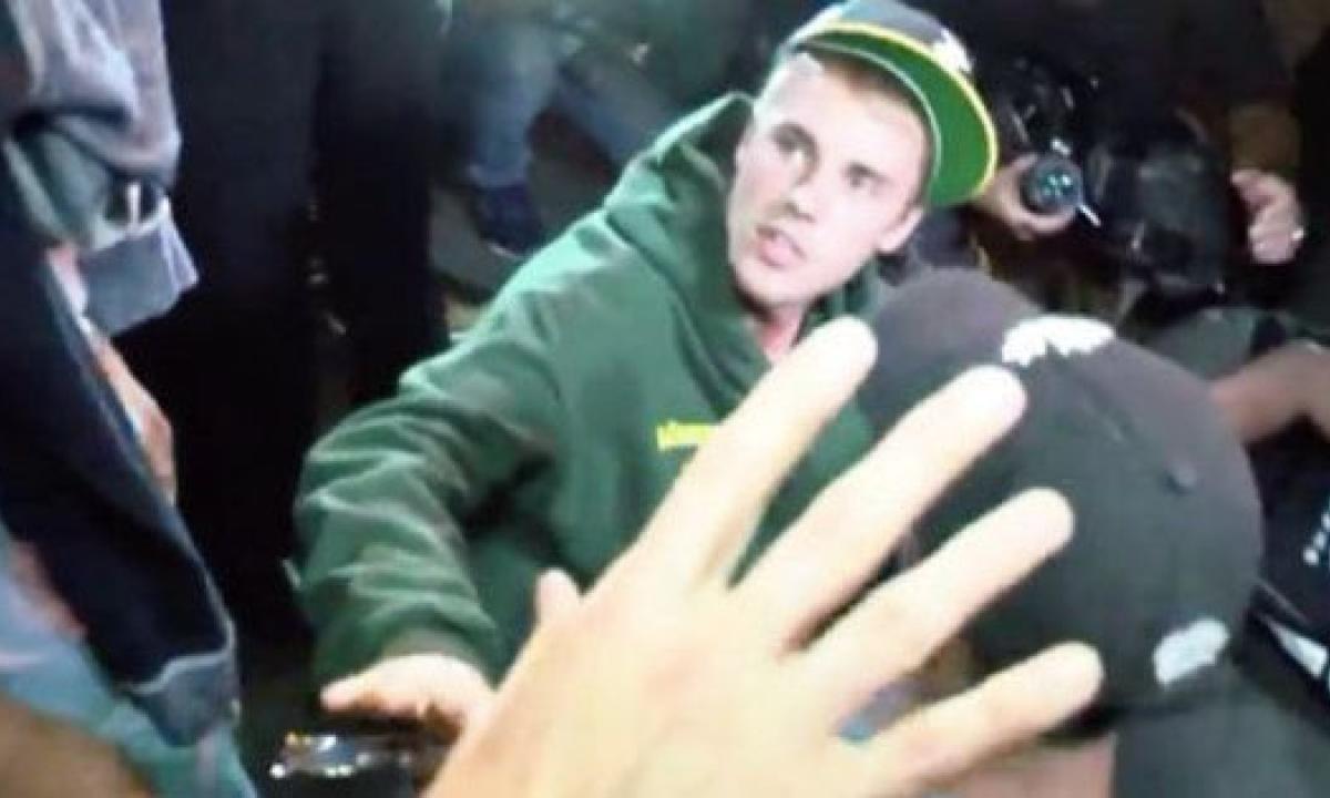 Justin bieber tira una supra a un paparazzi shop