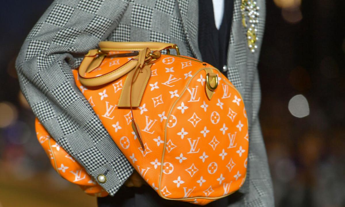 Algunos de los modelos de Louis Vuitton que se han visto en el debut de Pharrell Williams como director creativo de la firma de lujo.