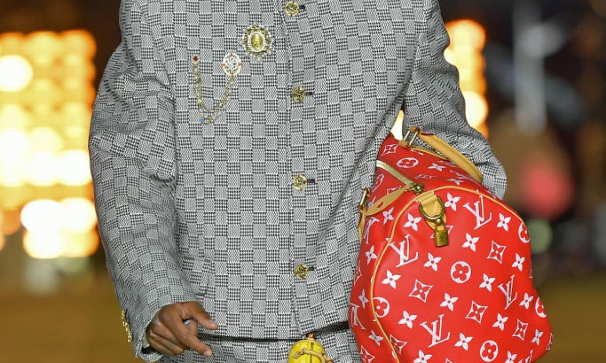 Algunos de los modelos de Louis Vuitton que se han visto en el debut de Pharrell Williams como director creativo de la firma de lujo.