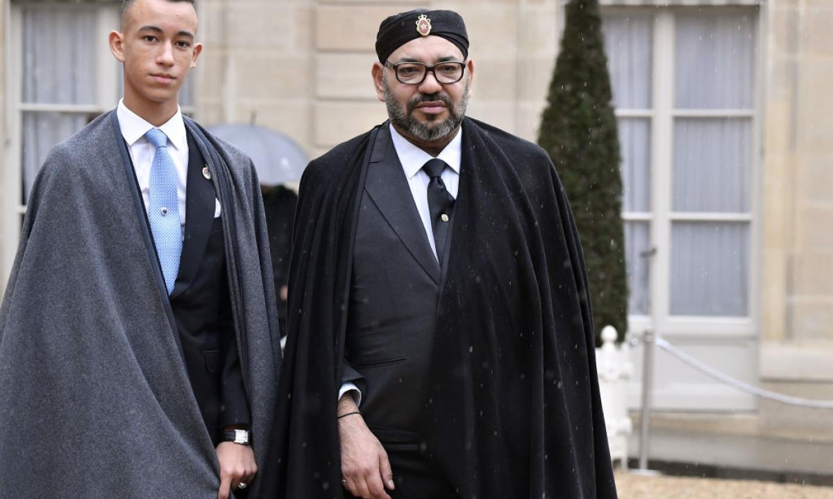 El rey de Marruecos, Mohammed VI, y el príncipe e hijo Moulay, El Hassan, en una imagen de archivo de una visita al Palacio del Elíseo (París) en 2018.