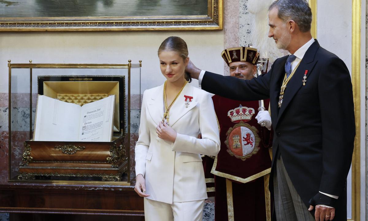 El rey dedica un cariñoso gesto a su hija tras recibir la medalla del Congreso.