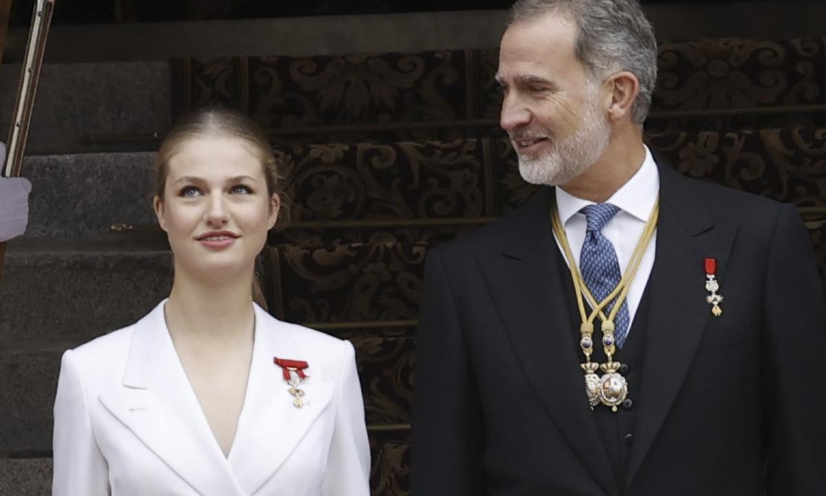 El rey Felipe mira orgulloso a su hija, la heredera del trono de España.