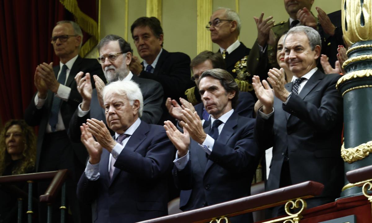 Felipe González, José María Aznar y José Luis Rodríguez Zapatero aplauden el momento en el que Leonor ha jurado la Constitución.