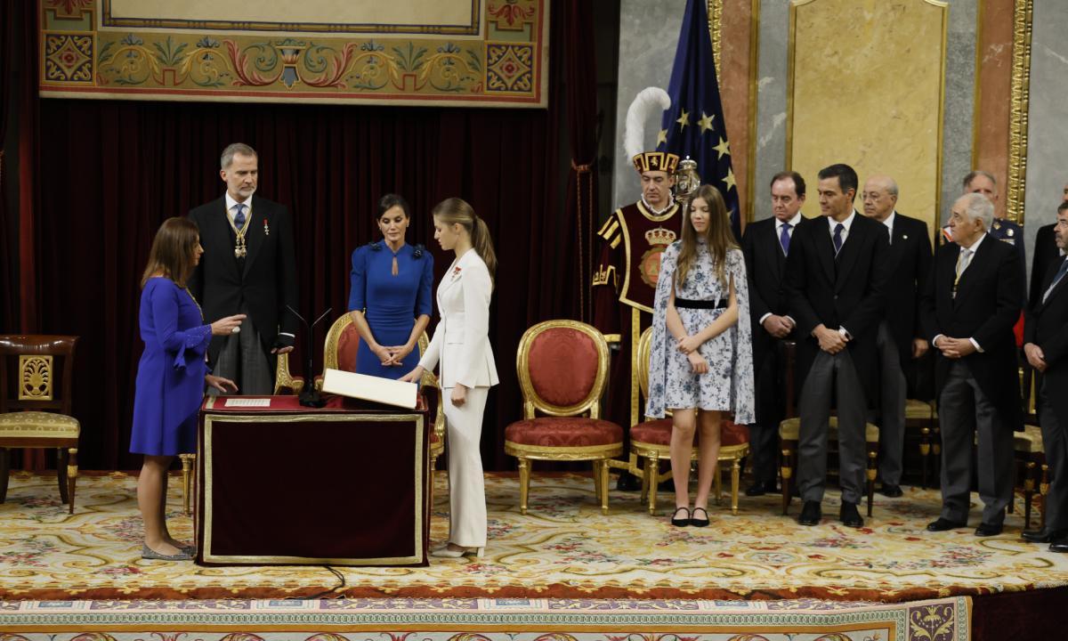 Imagen del momento de la jura de Leonor con sus padres y su hermana en pie.