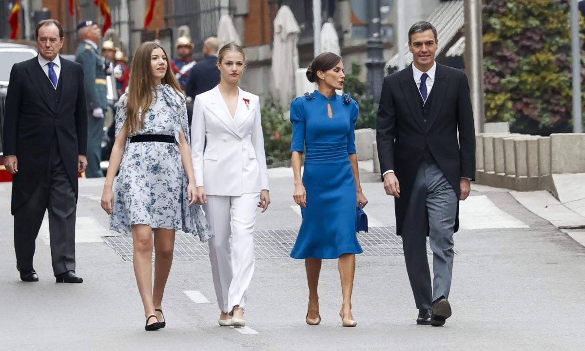 La infanta Sofía, la princesa Leonor, la reina Letizia y el presodente del Gobierno, Pedro Sánchez entrando en el Congreso.