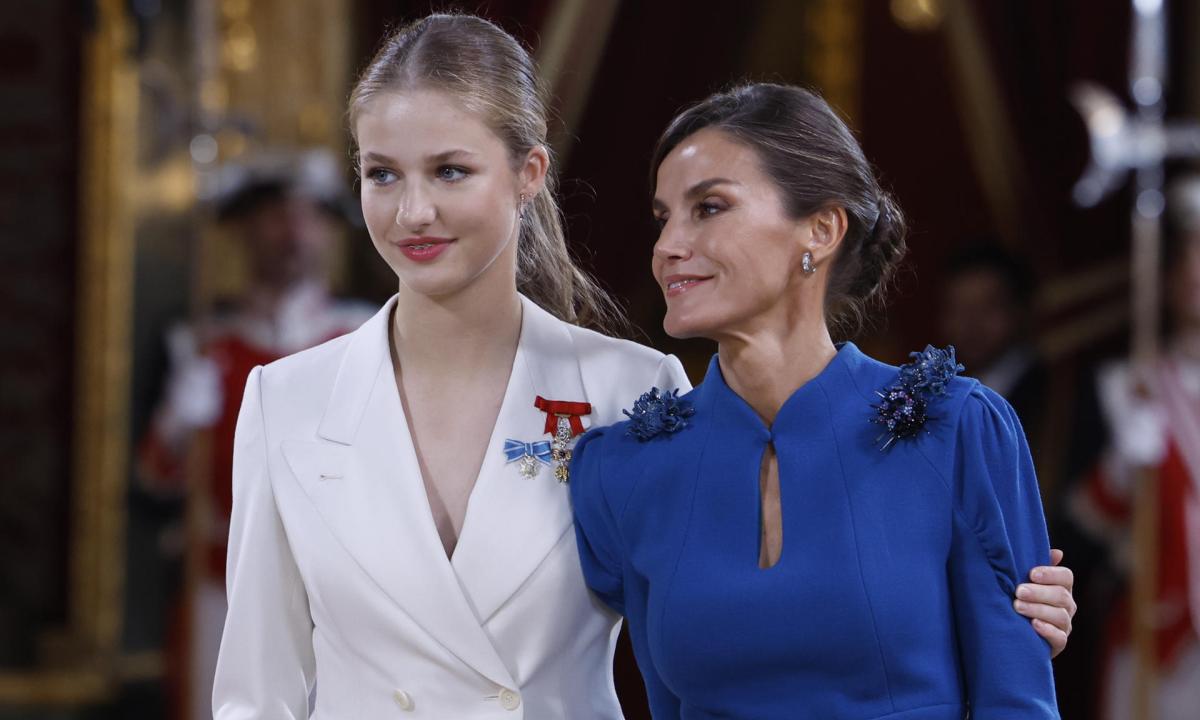 La princesa Leonor abraza a su madre al terminar el saludo a los invitados al almuerzo en  el Salón del Trono del Palacio Real.