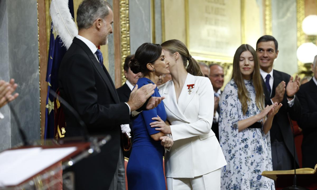 Leonor besa cariñosamente a su madre tras pronunciar su juramento.