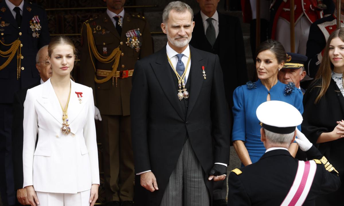 Leonor con el collar de Carlos III que le ha impuesto su padre tras jurar la Constitución.