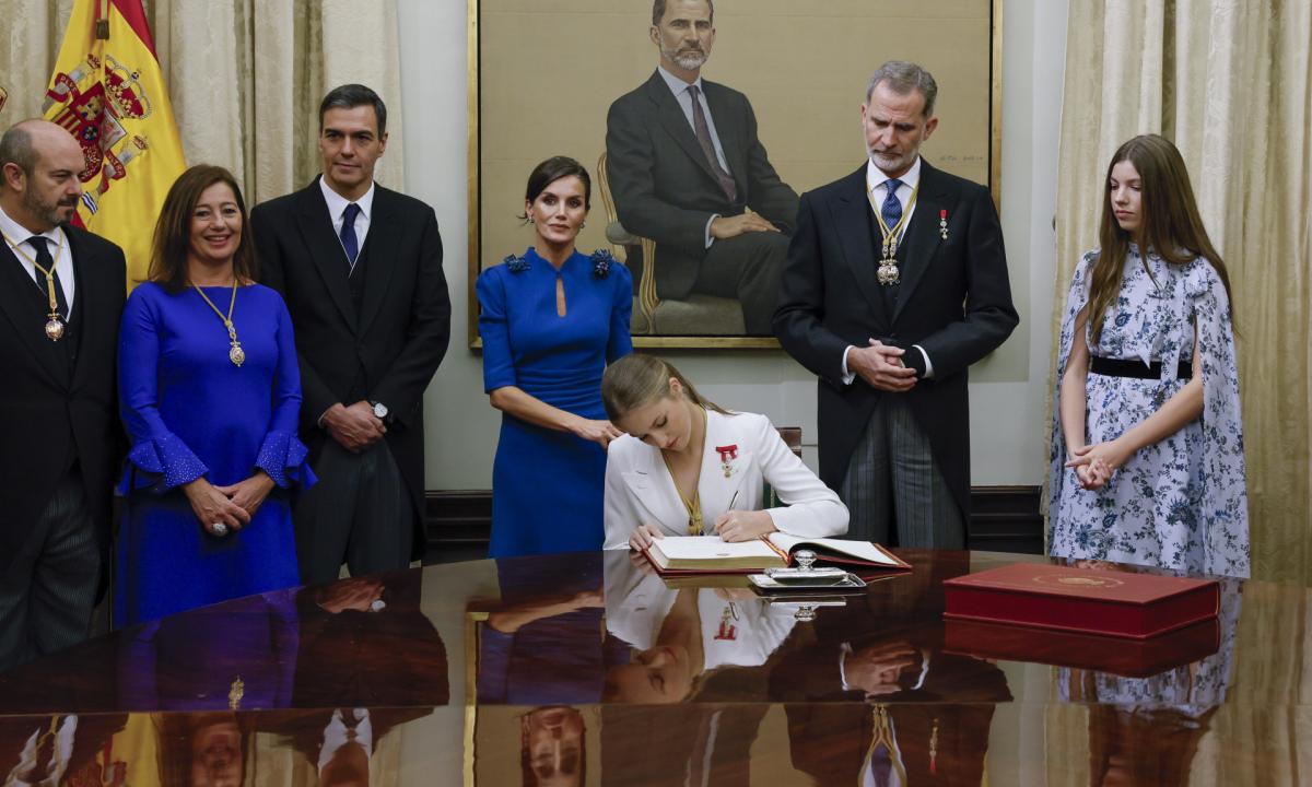 Leonor firma el libro de honor del Congreso ante la mirada de sus padres, los reyes Felipe y Letizia; su hermana, el presidente del Gobierno, Pedro Sánchez, la presidenta del Congreso, Francina Armengol, y el presidente del Senado, Pedro Rollán.