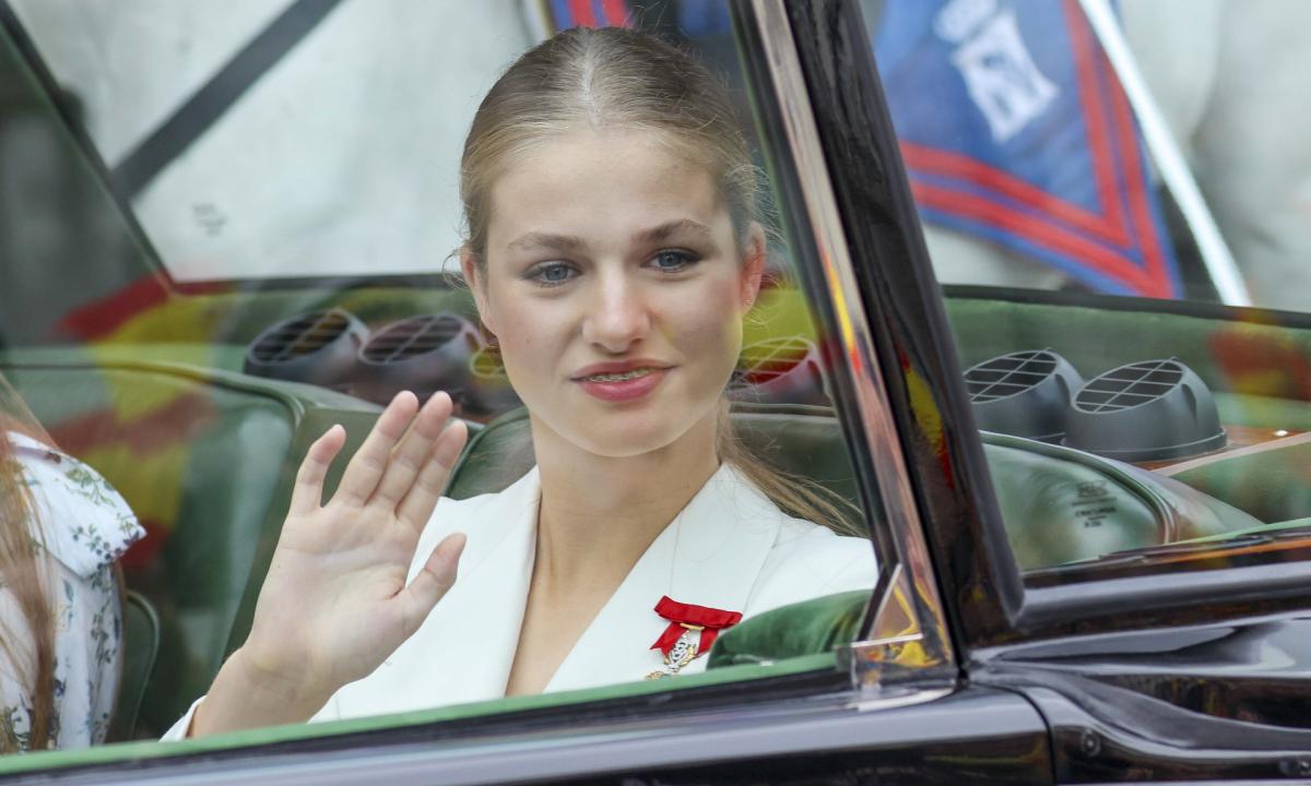 Leonor saluda desde el Rolls Royce en el que ha llegado a la Carrera de San Jerónimo.