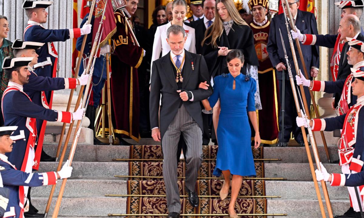 Los reyes, con sus hijas detrás, abandonan el Congreso.