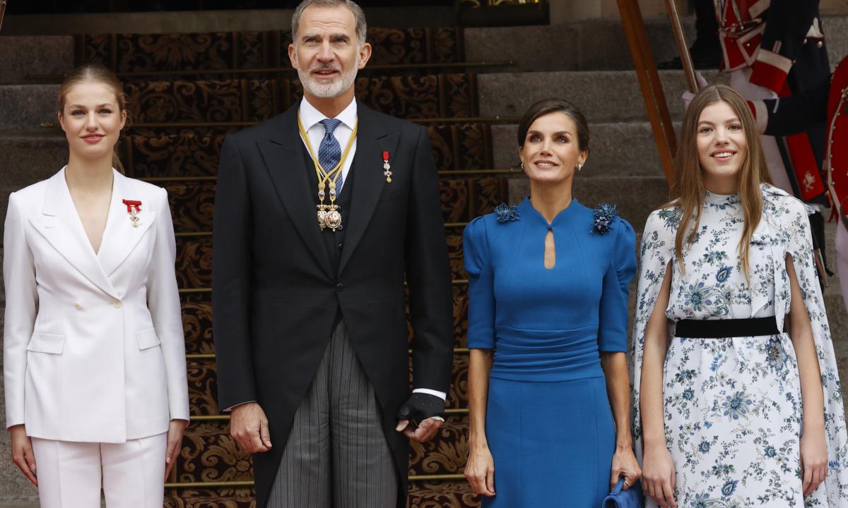 Los reyes, Felipe VI.y Letizia, y sus hijas, Sofía y Leonor, posan a la entrada del Congreso.