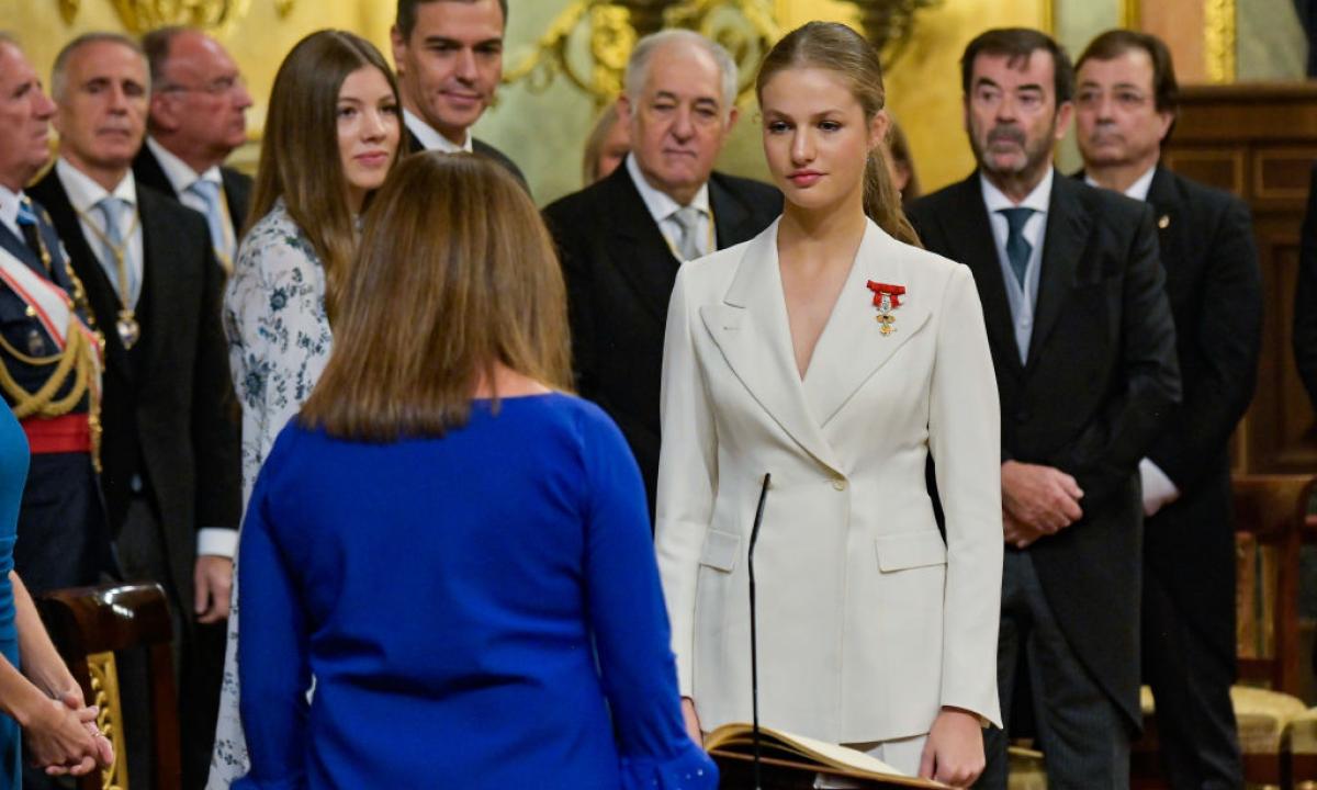 Momento en el que la princesa Leonor, frente a Francina Armengol, presidenta del Congreso, jura la Constitución.