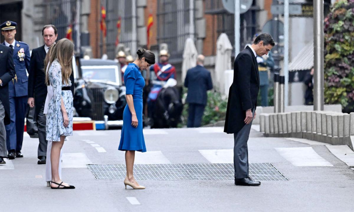 Pedro Sánchez, Letizia y la princesa Leonor y la infanta Sofía saludando al llegar al Congreso.