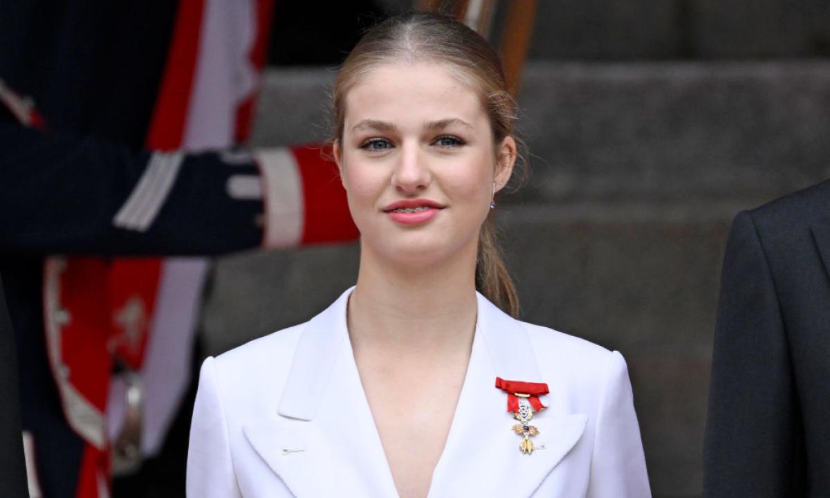 Primer plano de la princesa de Asturias que vestía un traje sastre blanco impoluto con el toison de oro adornando la solapa izquierda.