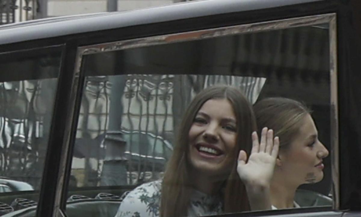 Sofía, que acompañaba en el coche a su hermana, también saludaba sonriente a los cientos de personas que flanqueaban el recorrido hasta el Congreso.