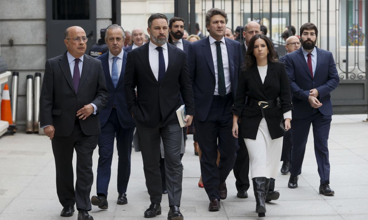 El líder de Vox, Santiago Abascal, acompañado de sus diputados, incluidos Ignacio Gil Lázaro y la portavoz Pepa Millan, a su llegada al Congreso de los Diputados.