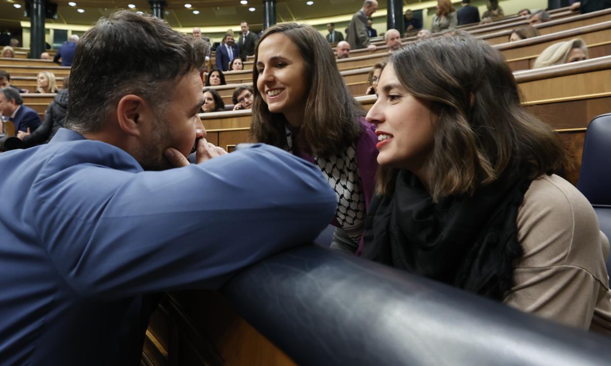 El portavoz de ERC, Gabriel Rufián, conversa con la ministra de Igualdad en funciones, Irene Montero.