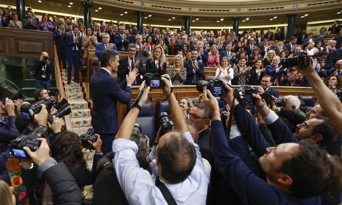 El secretario general del PSOE y presidente del Gobierno en funciones, Pedro Sánchez, a su llegada al hemiciclo del Congreso, donde se celebra el primer día del debate de investidura en el que Sánchez expone su nuevo programa de Gobierno.