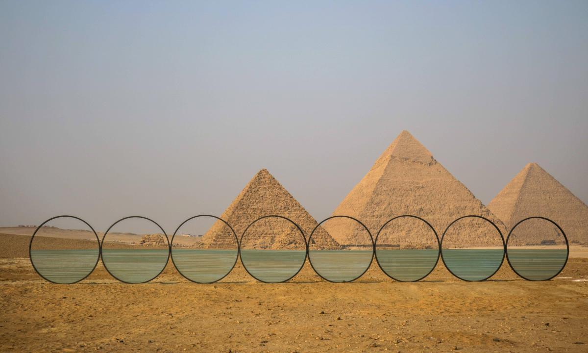 Instalación artística del escultor griego Costas Varotsos frente a las pirámides de Egipto.