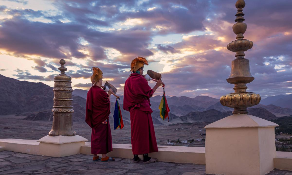 Monjes budistas en el monasterio Thikse en Ladkah, India