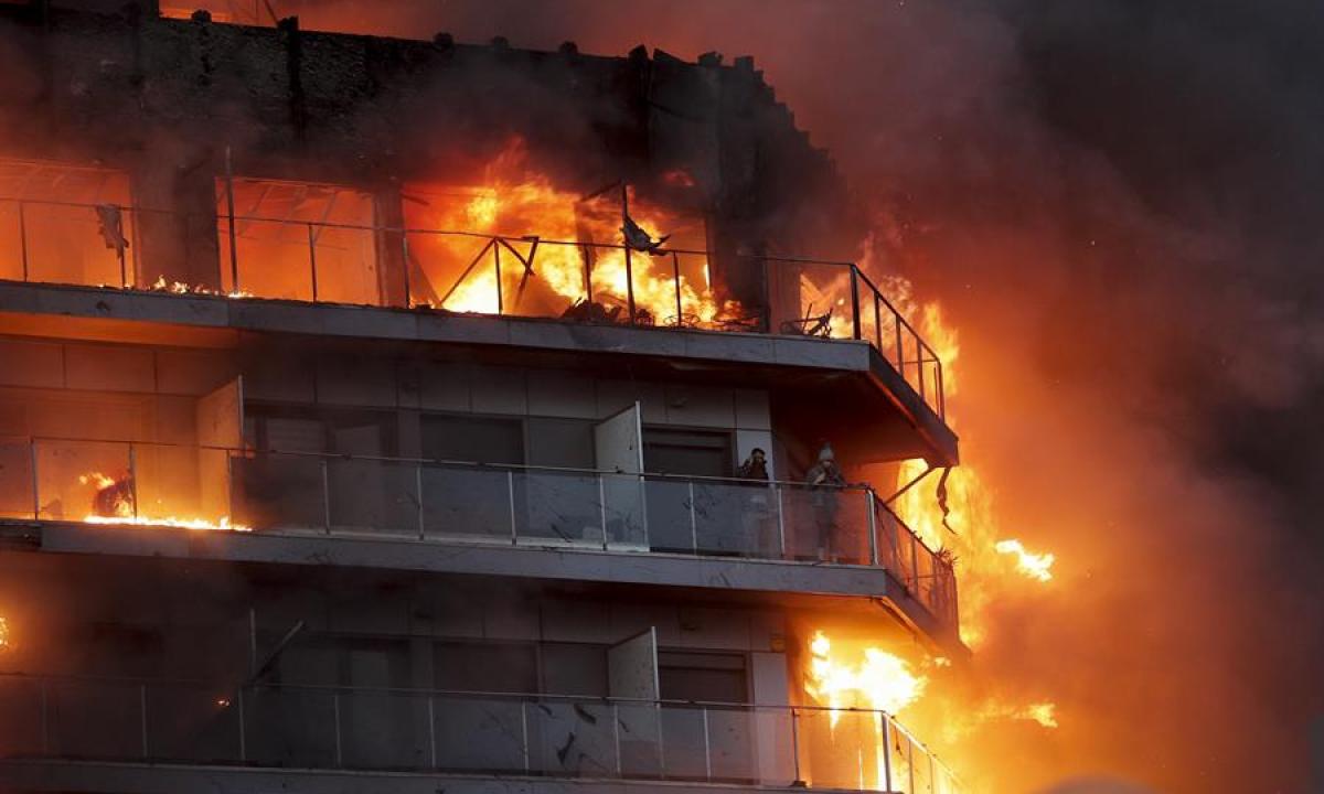 El incendio alcanza las alturas más elevadas del bloque