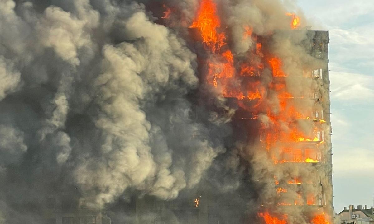 Imagen del edificio incendiado en el barrio de Campanar (Valencia)