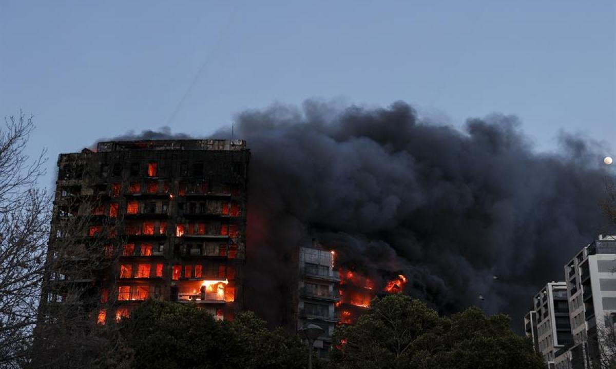 Las llamas devastan el edificio en Valencia