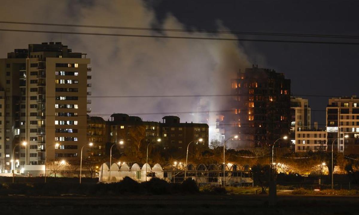 Vista nocturna de la zona, con el incendio aún activo