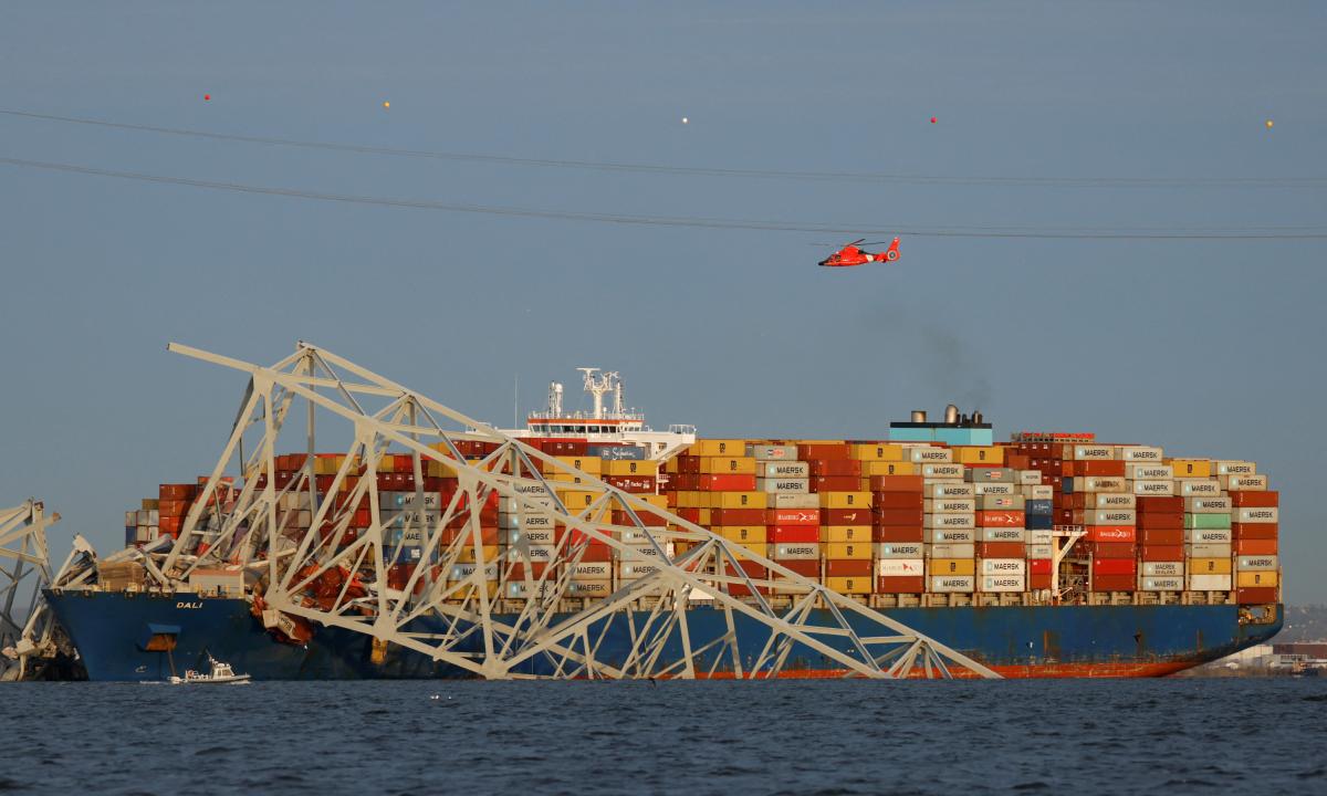 Los medios de rescate sobrevuelan los restos del puente de Baltimore.