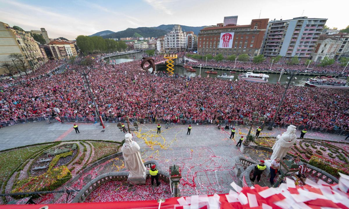 El público celebra la Copa hoy jueves junto al ayuntamiento de Bilbao.