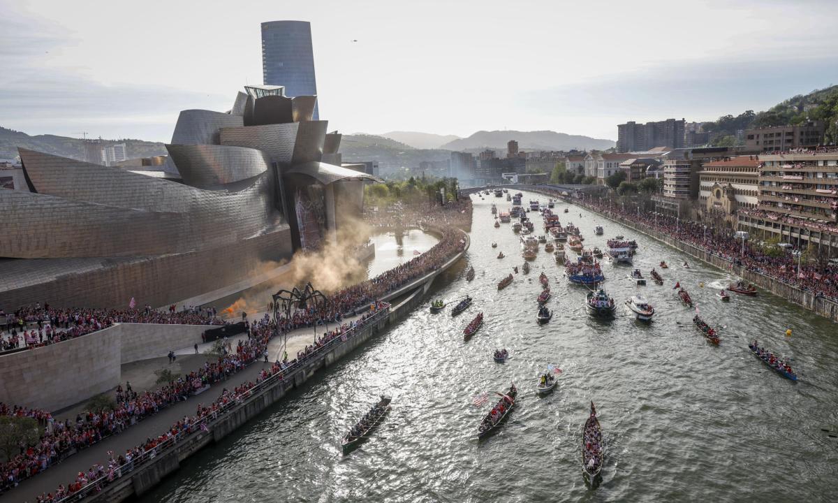 La gabarra 'Athletic' que transporta al equipo rojiblanco campeón de la Copa del Rey el pasado sábado en Sevilla recorre este jueves, su travesía por la ría del Nervión entre aficionados.