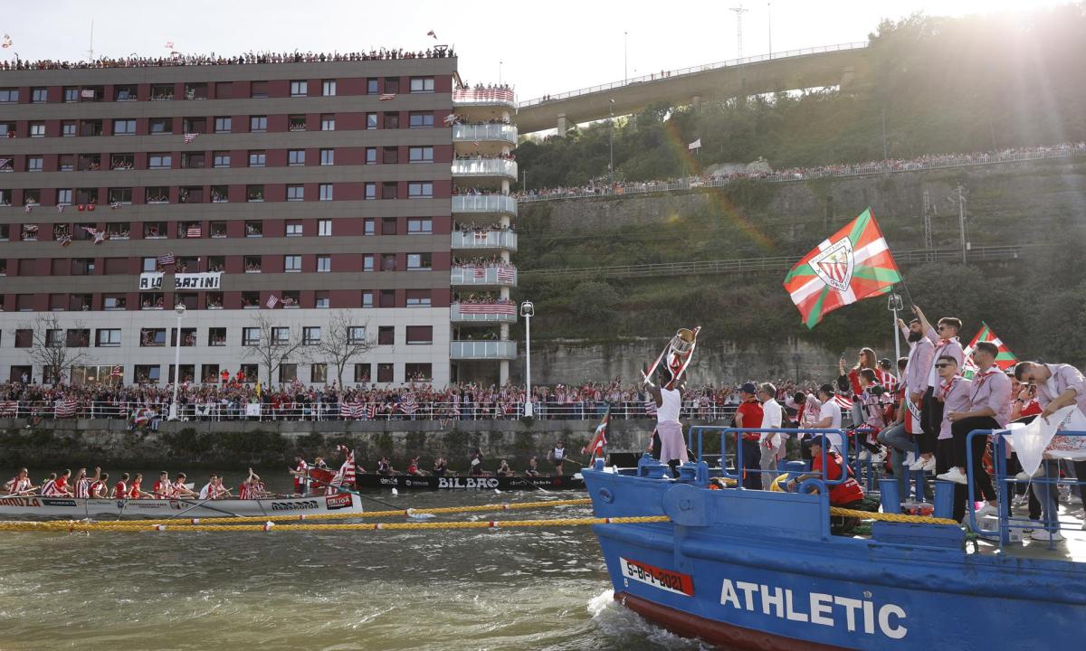 Los jugadores del Athletic ofrecen la Copa del Rey a la afición a bordo de la gabarra en su travesía por la ría del Nervión