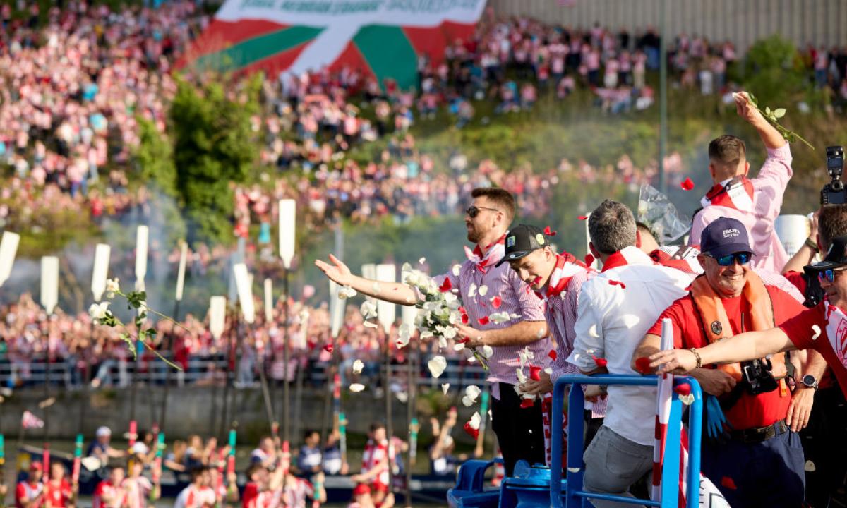 Ya a la entrada de Bilbao, a la altura de Olabeaga, el número de personas se fue multiplicando y frente a San Mamés llegó quizás el momento más emotivo del trayecto con el homenaje a las pasadas generaciones de seguidores del Athletic lanzando pétalos de rosas a la Ría en recuerdo de los ausentes.