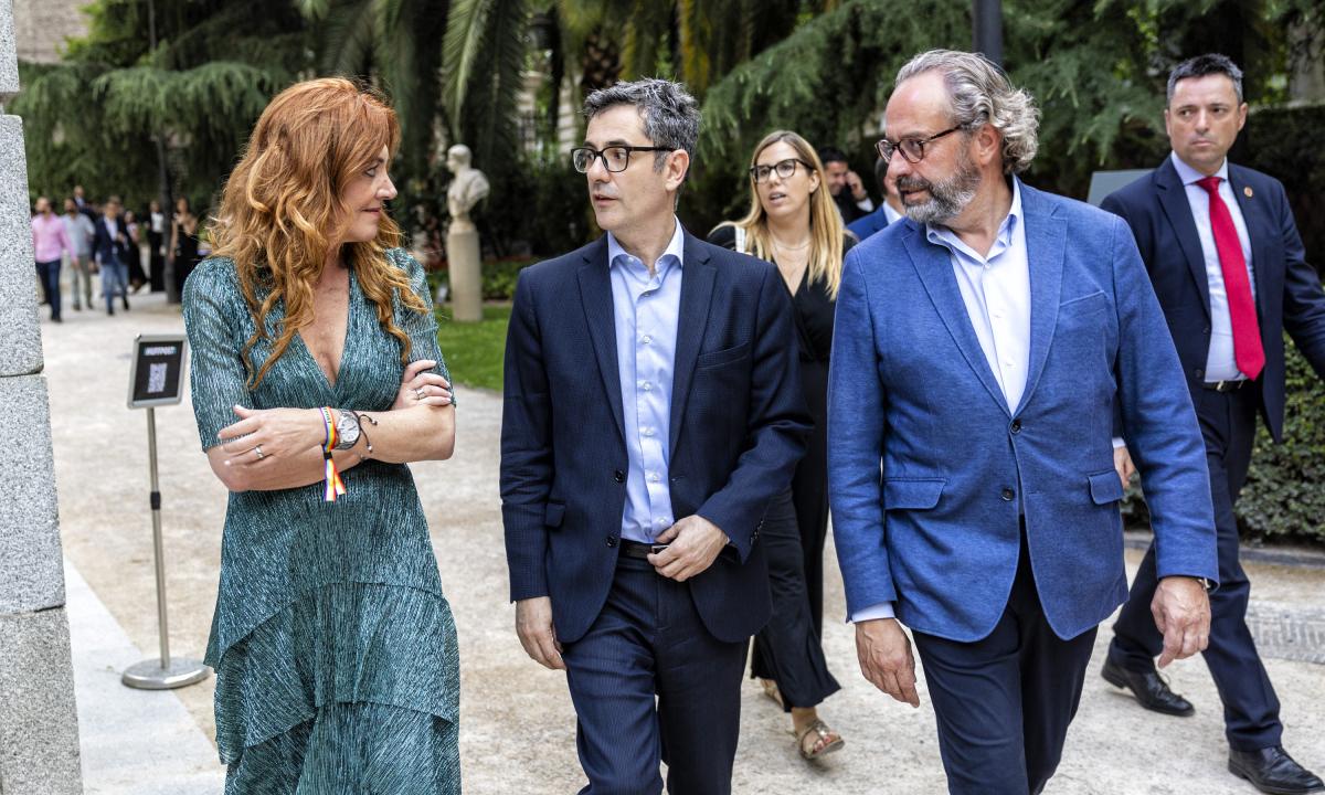 El ministro Felix Bolaños junto a Pilar Gil, Directora Financiera de PRISA, y Juan Canton, Director General de Prensa en PRISA.