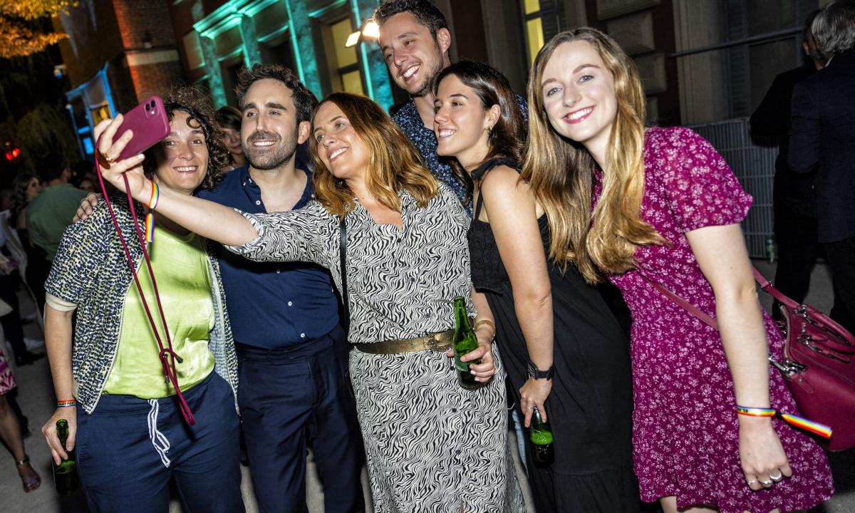 El presentador Aitor Arbizua con un grupo de admiradores.